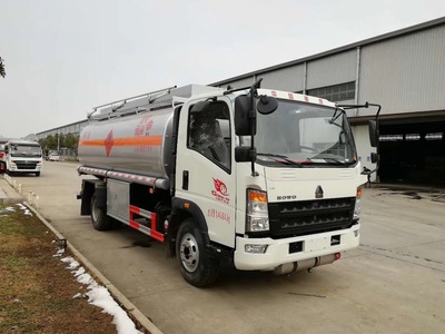 西安重汽豪沃10吨油罐车 10.5方加油车配朝柴10档变速箱，高效运输水泥行业新选择