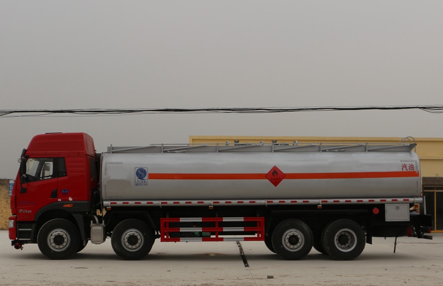 通榆县半挂运油车解放15吨油罐车与水泥车的应用与发展
