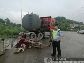 雨天路滑隐患重重 油罐车失控碰撞三轮车致其散架 水泥车险卷入事故