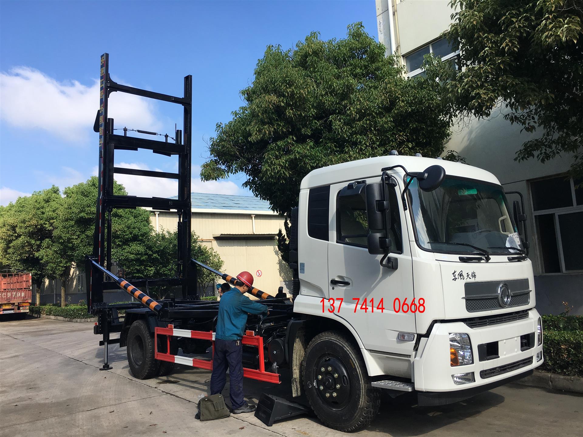 东风天锦背罐车现货供应，水泥车专业解决方案，分期付款更便捷